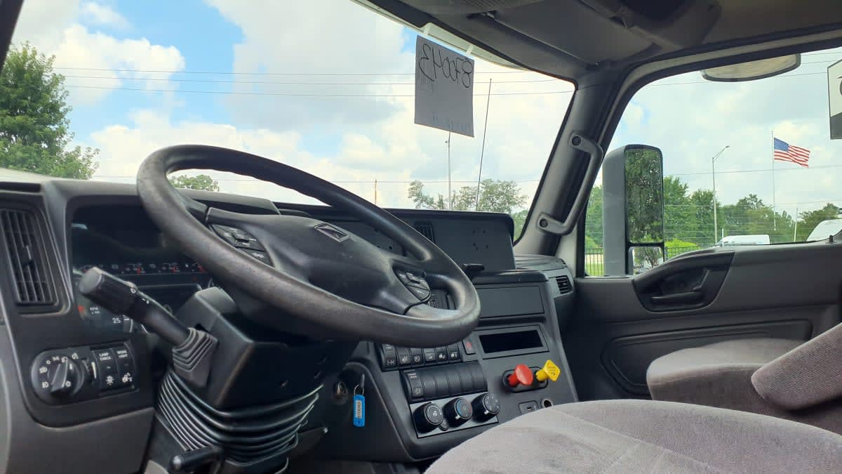 2019 International LT in Bolingbrook, IL — photo 7