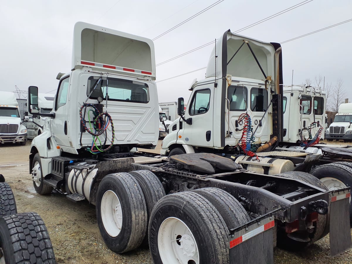 2019 Navistar International LT625 DAYCAB T/A 870084