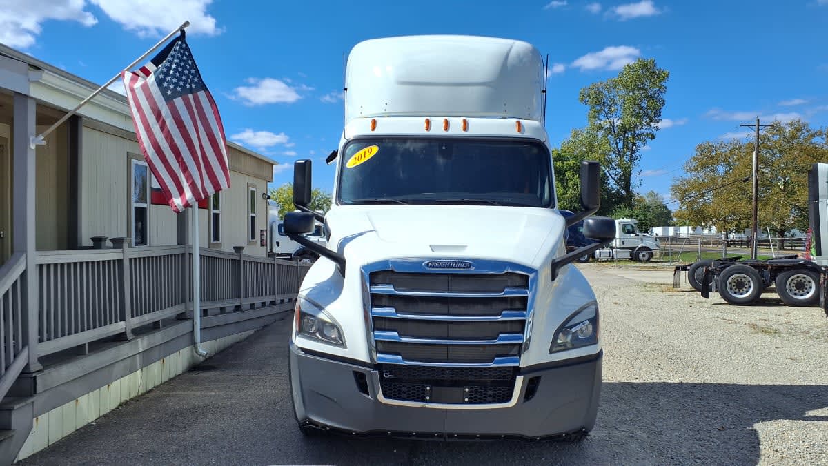 2019 Freightliner Cascadia in West Chester, OH — photo 2