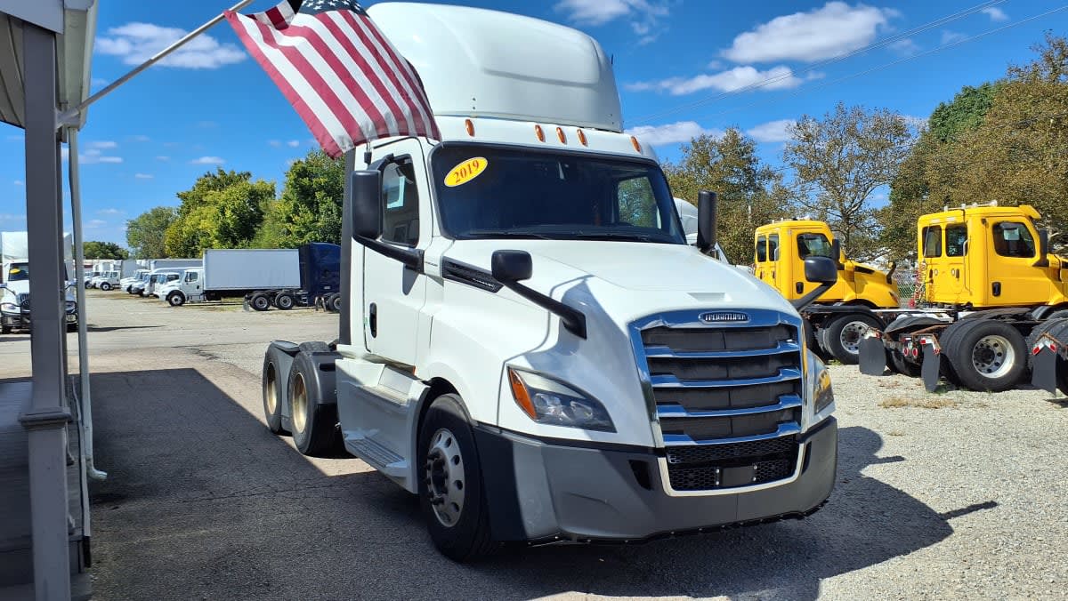 2019 Freightliner Cascadia in West Chester, OH — photo 3