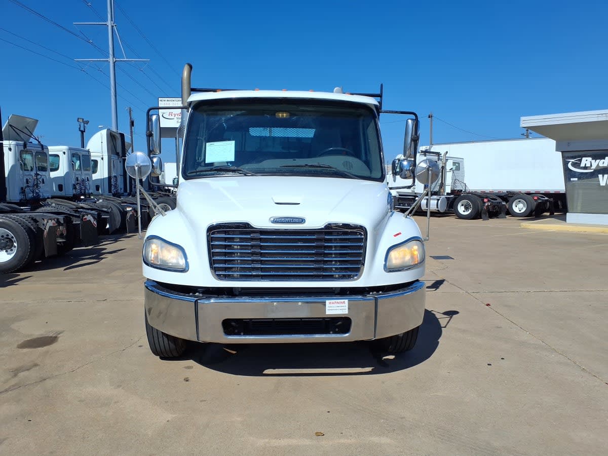 2019 Freightliner M2 106 in Dallas, TX — photo 2