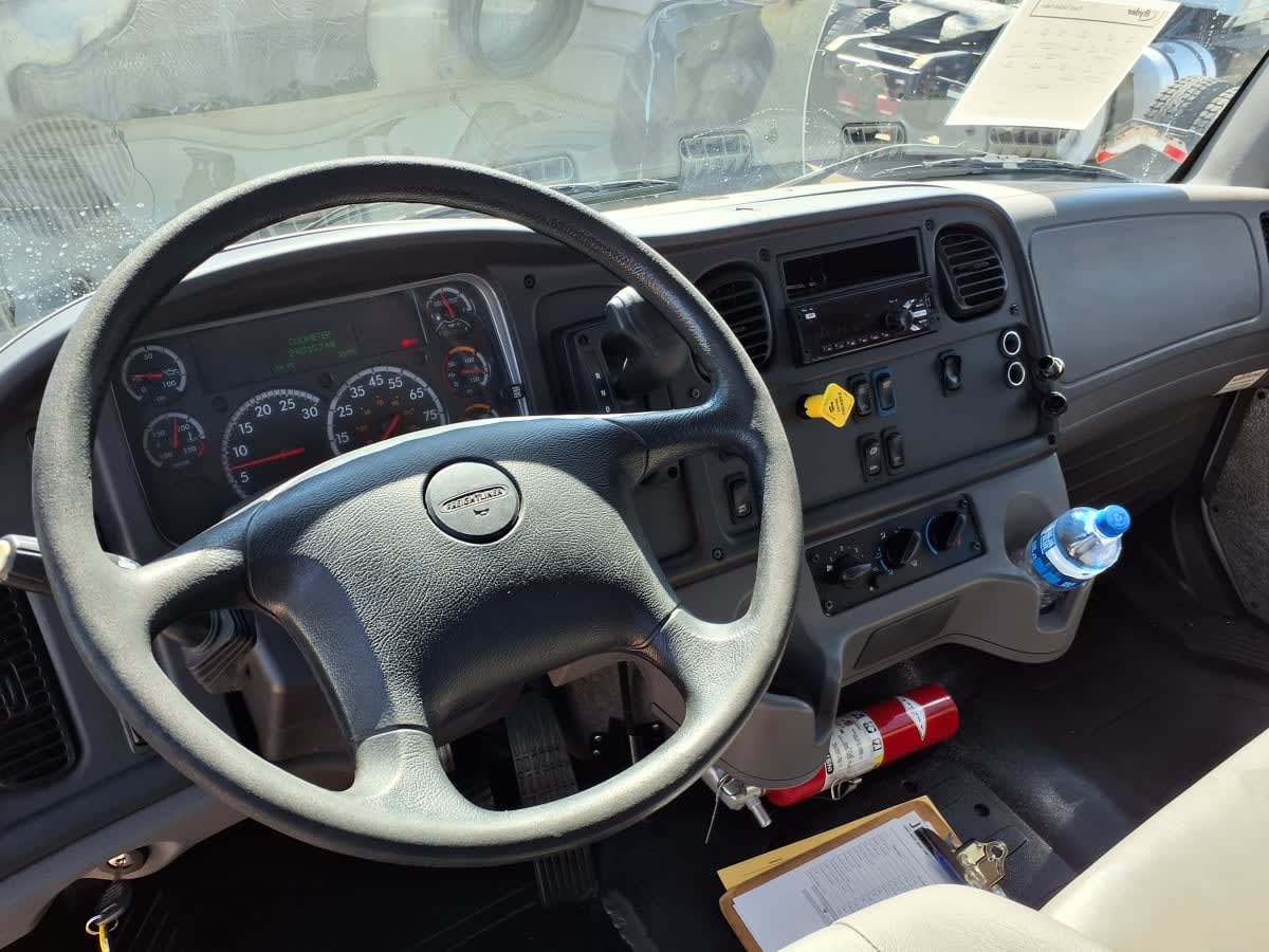 2019 Freightliner M2 106 in Dallas, TX — photo 7