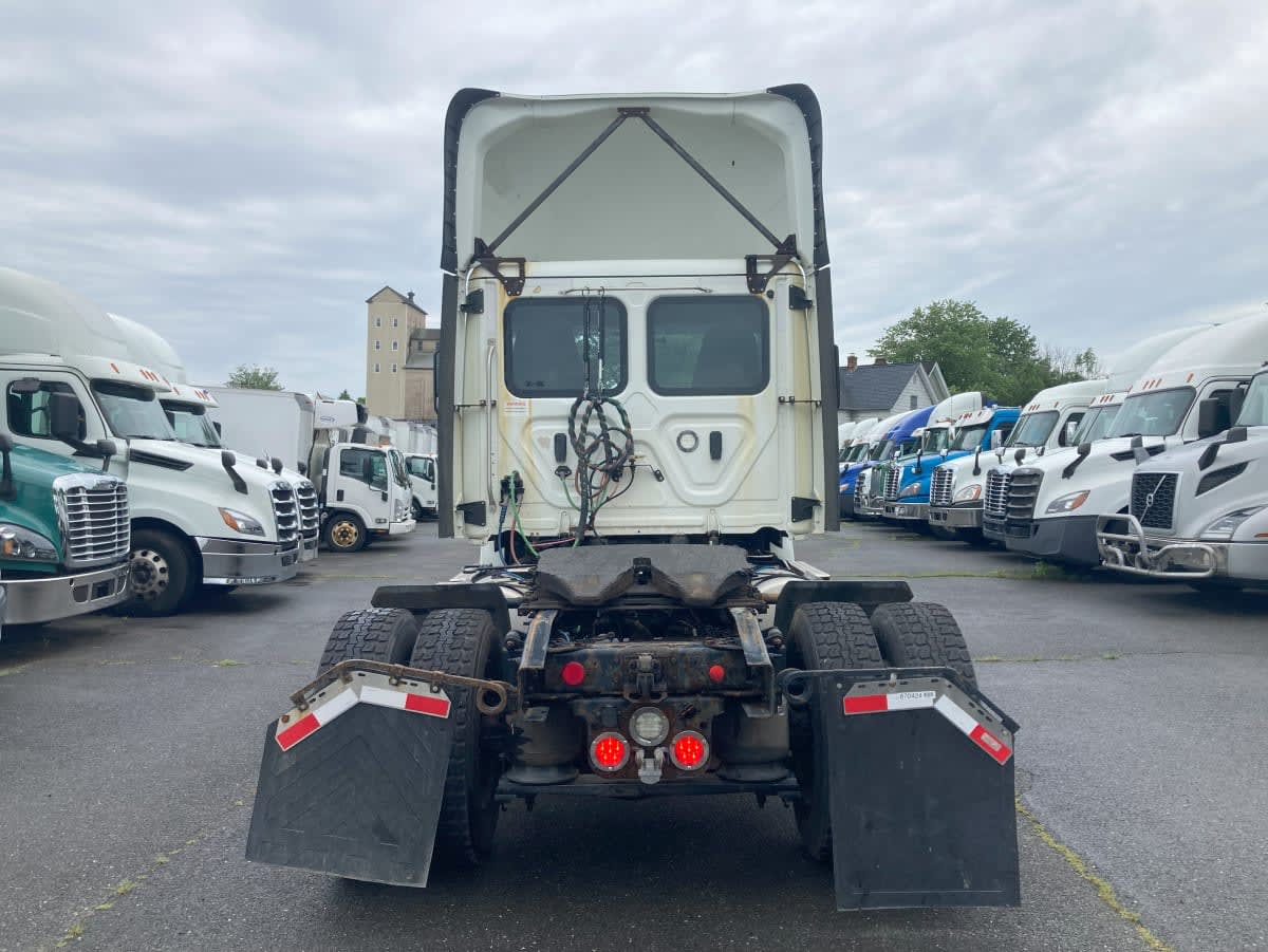 2019 Freightliner NEW CASCADIA 126 870424