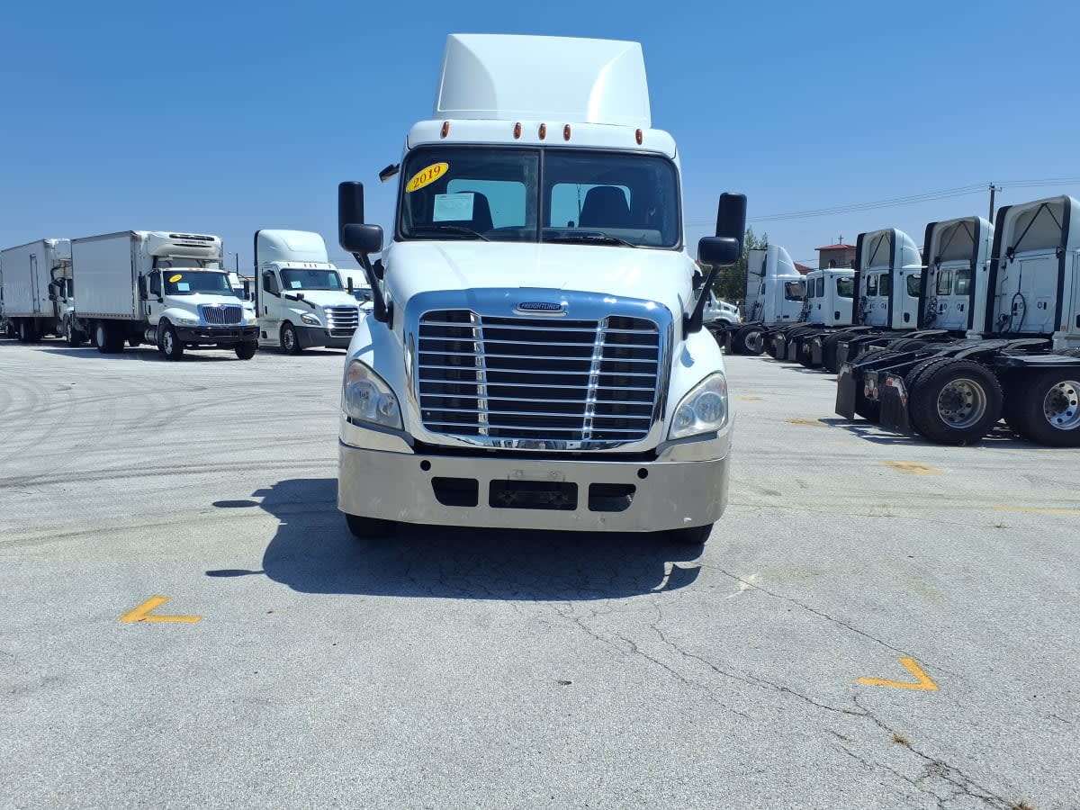 2019 Freightliner Cascadia in Fort Worth, TX — photo 2