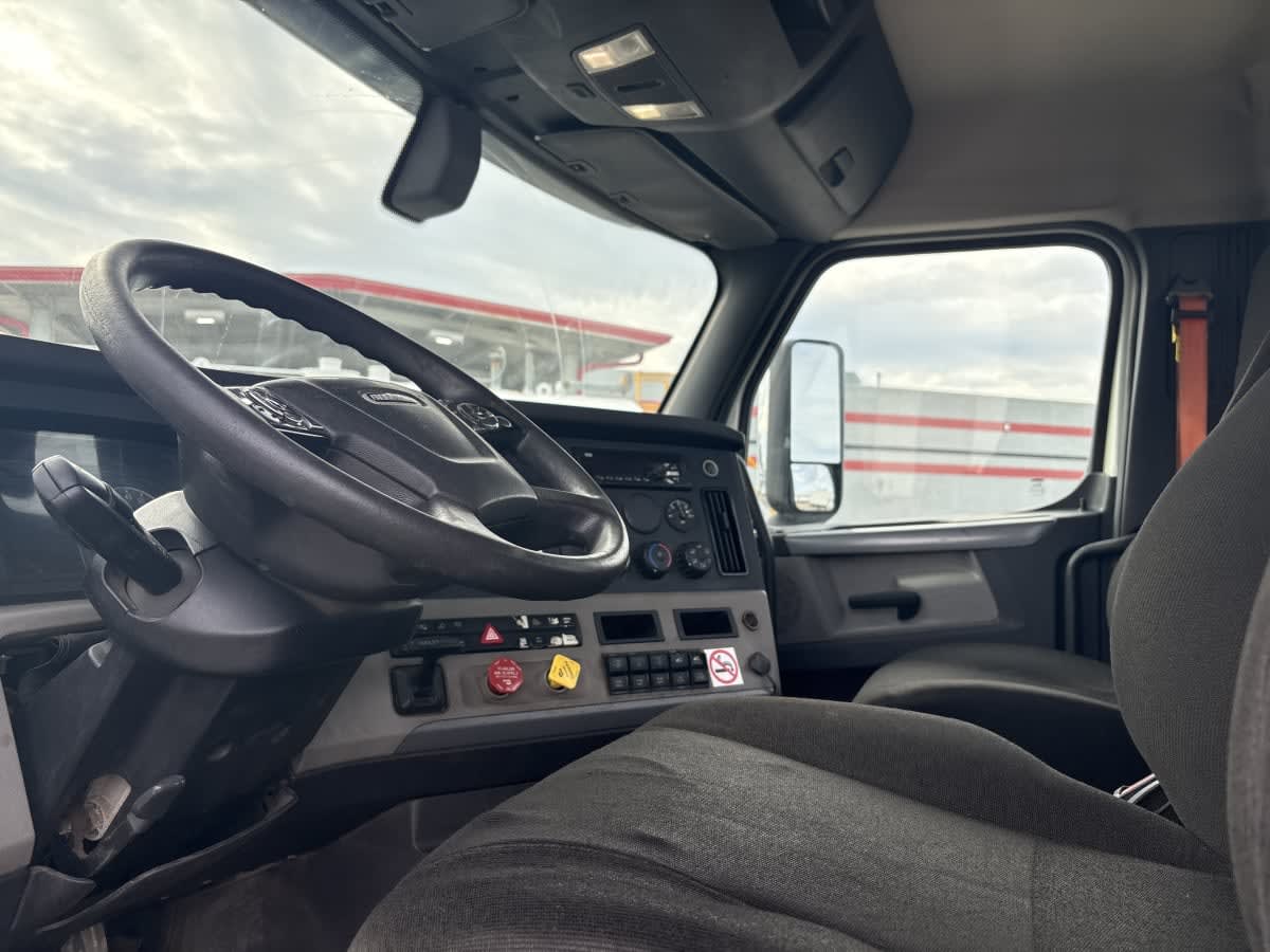 2019 Freightliner Cascadia in Taylor, MI — photo 7