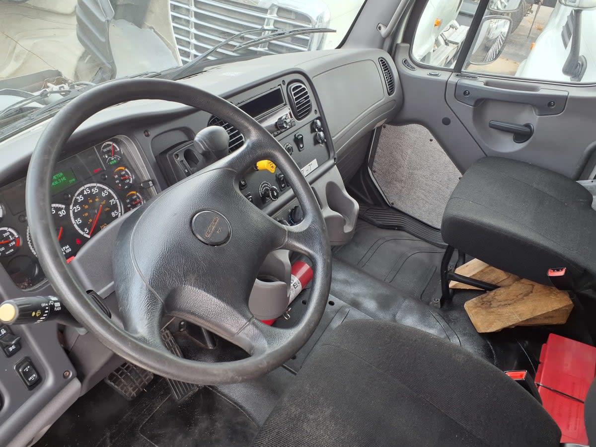 2019 Freightliner M2 106 870700