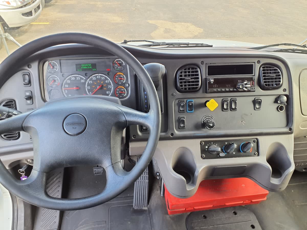 2019 Freightliner M2 106 870845