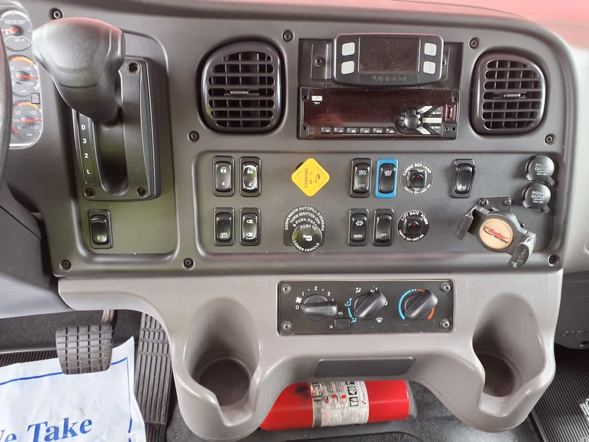 2019 Freightliner M2 106 870895