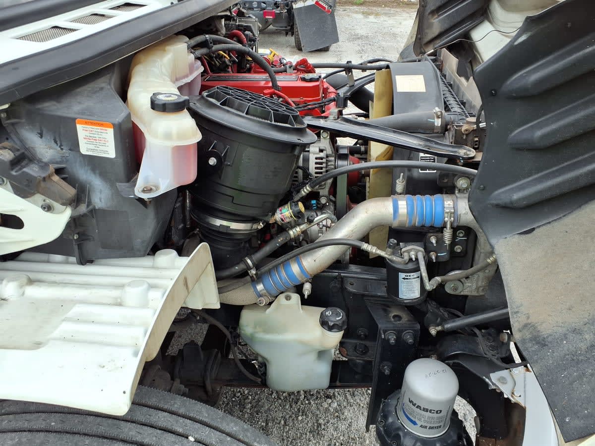 2019 Freightliner M2 106 870895