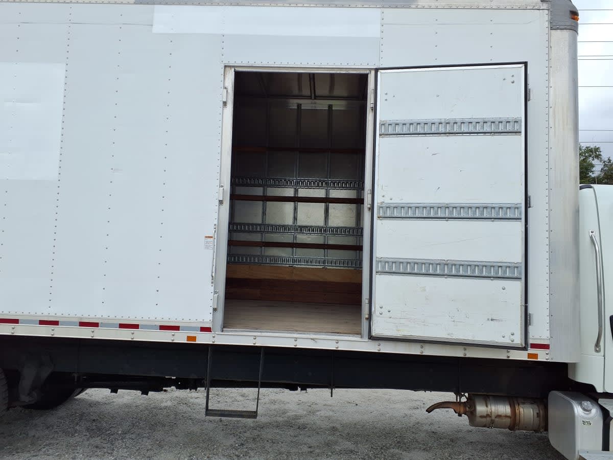2019 Freightliner M2 106 870895