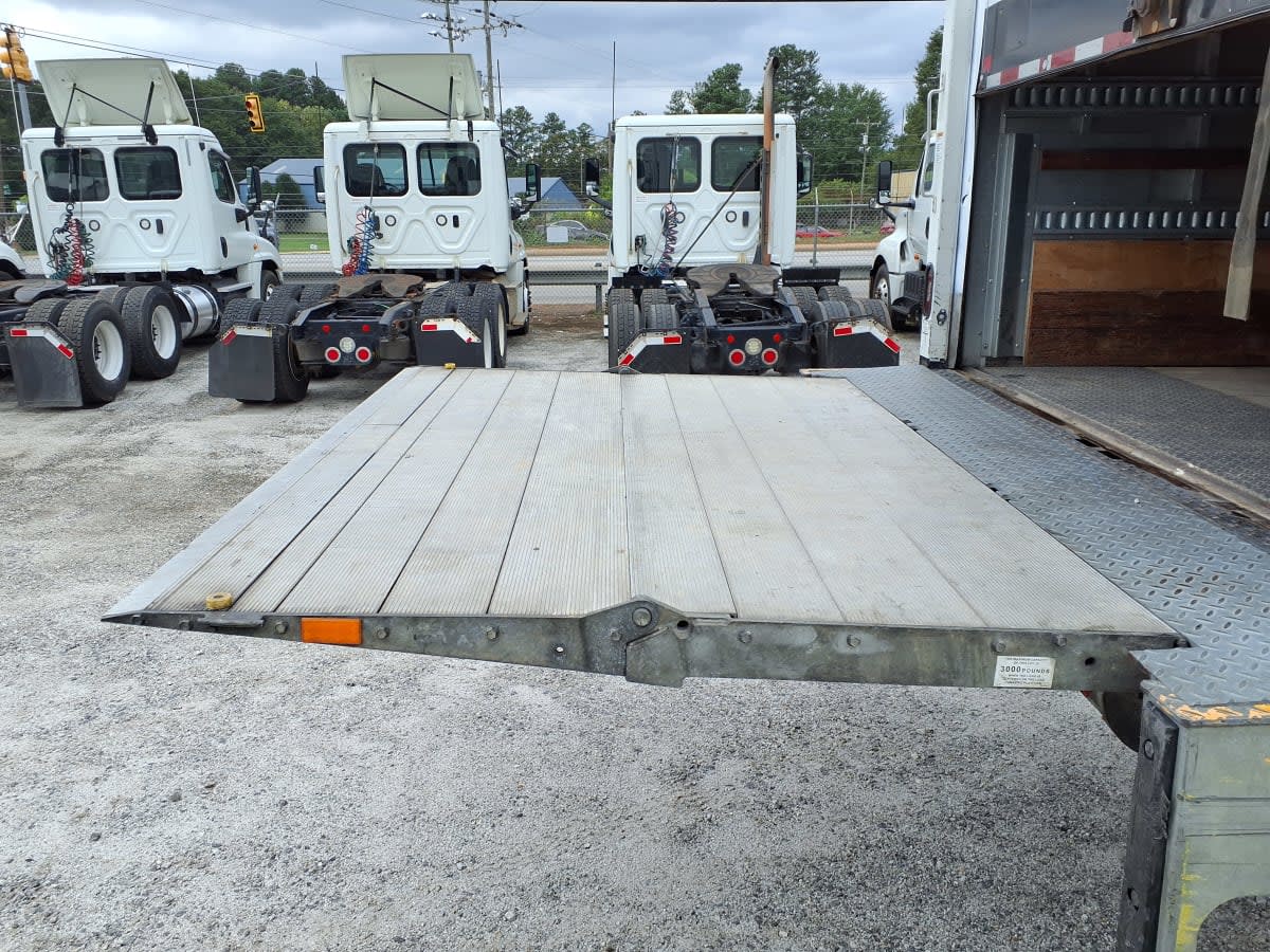 2019 Freightliner M2 106 870895