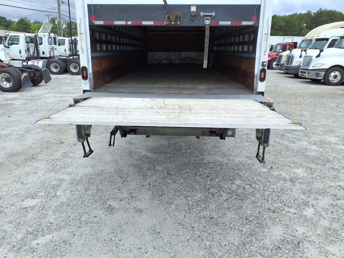 2019 Freightliner M2 106 870895