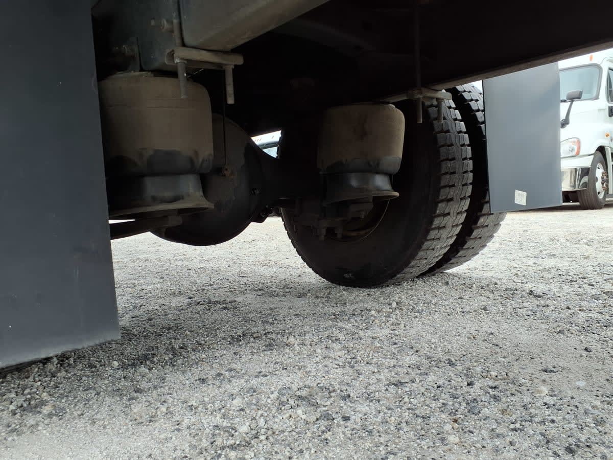 2019 Freightliner M2 106 870895