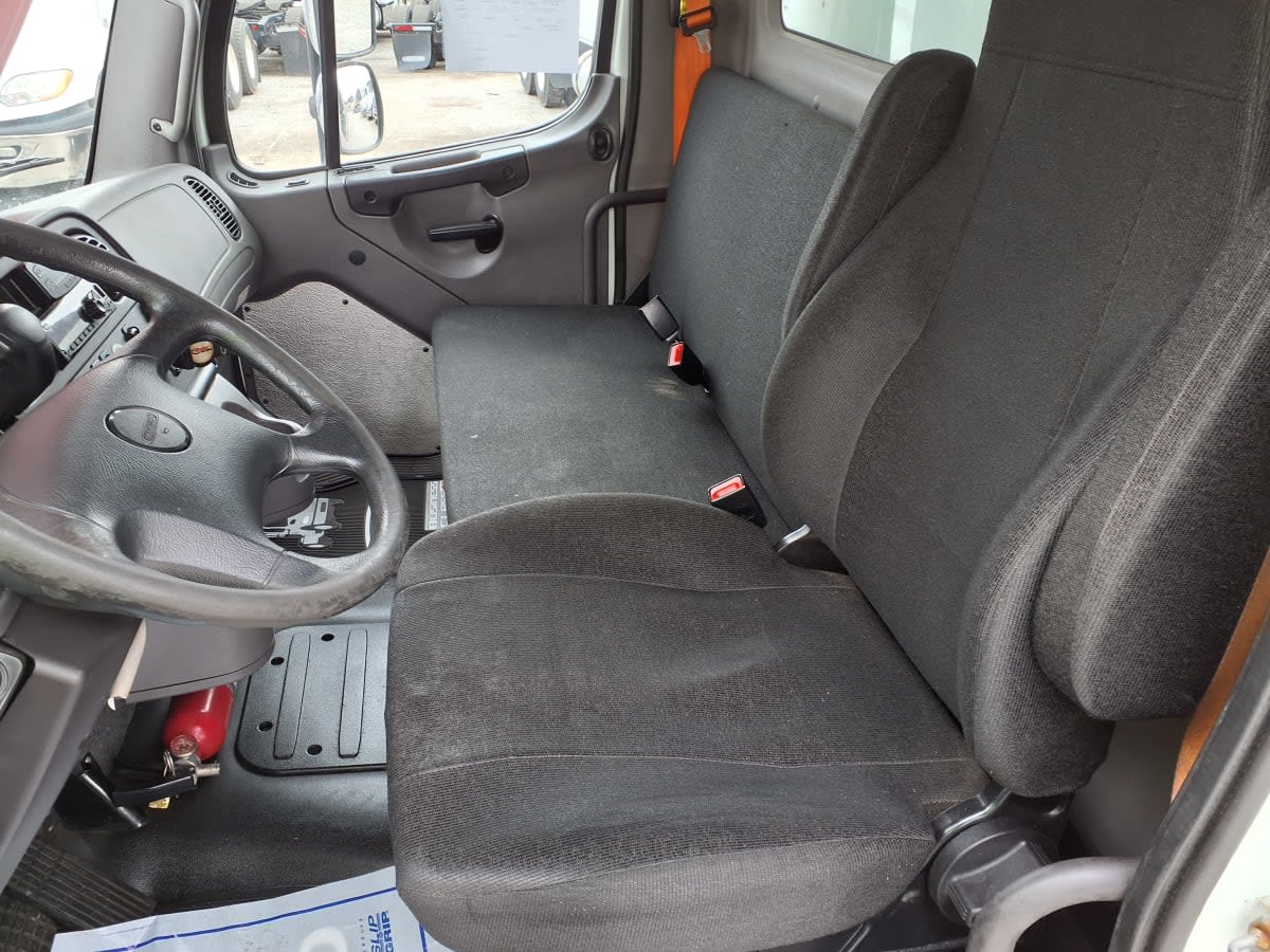 2019 Freightliner M2 106 870895