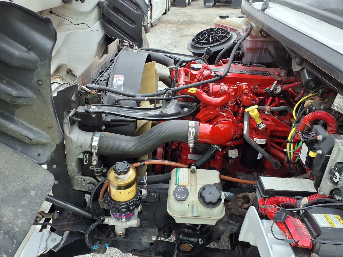 2019 Freightliner M2 106 870895