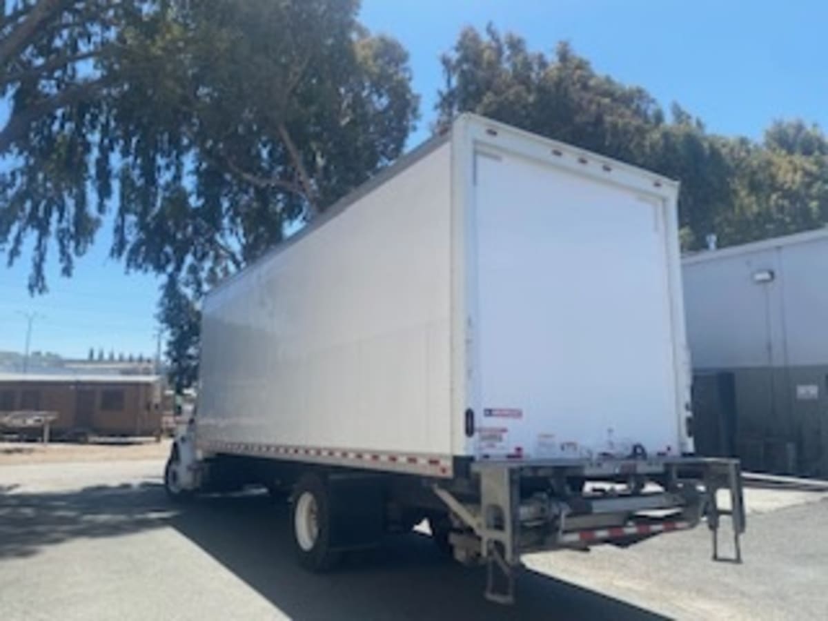 2019 Freightliner M2 106 870924