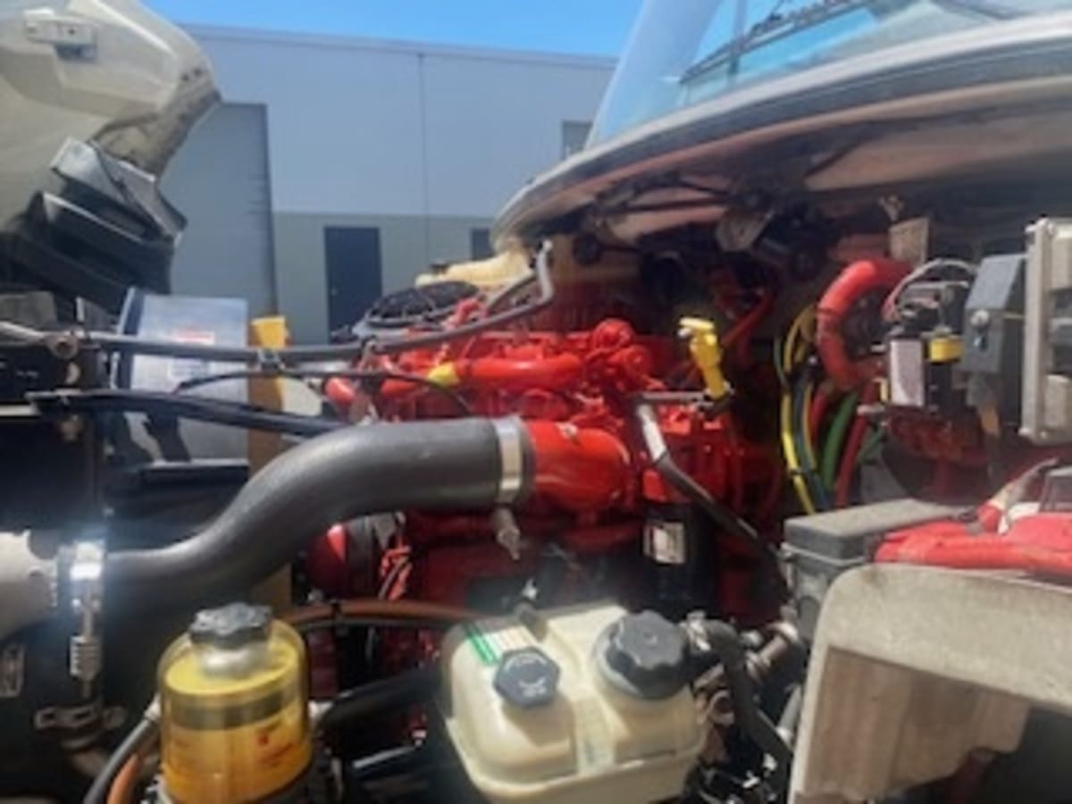 2019 Freightliner M2 106 870924