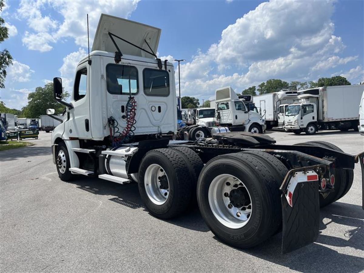 2019 Freightliner Cascadia in Beltsville, MD — photo 6