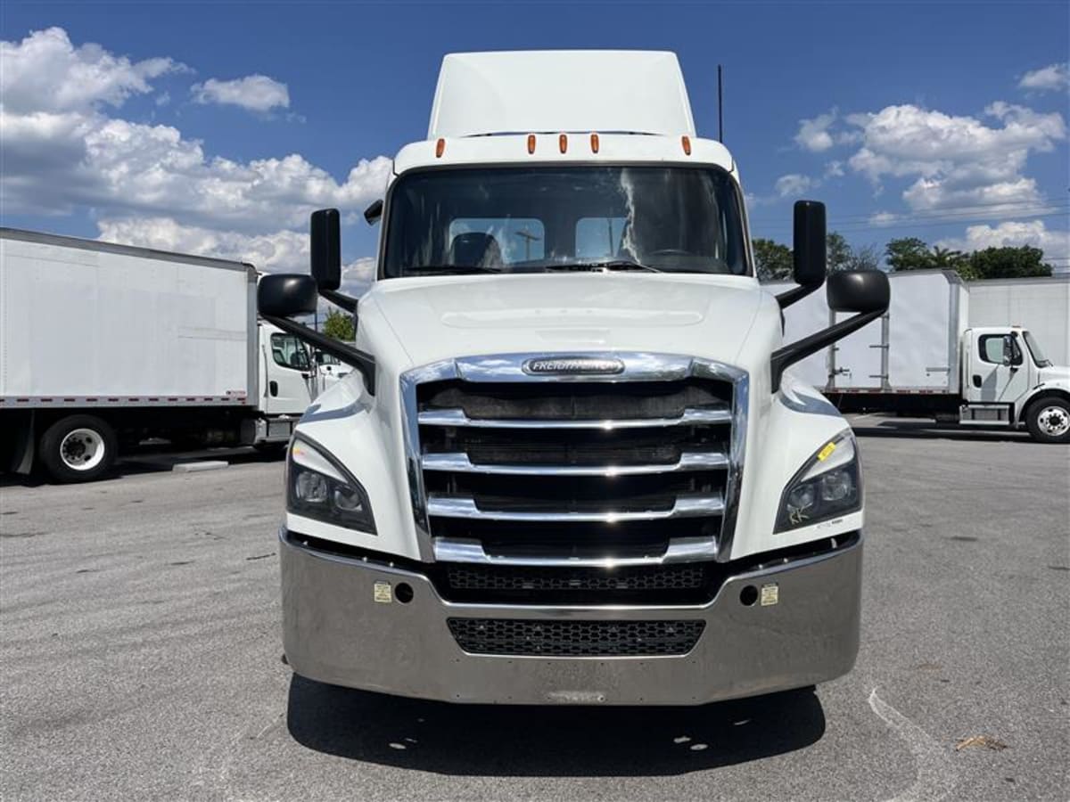 2019 Freightliner Cascadia in Beltsville, MD — photo 2