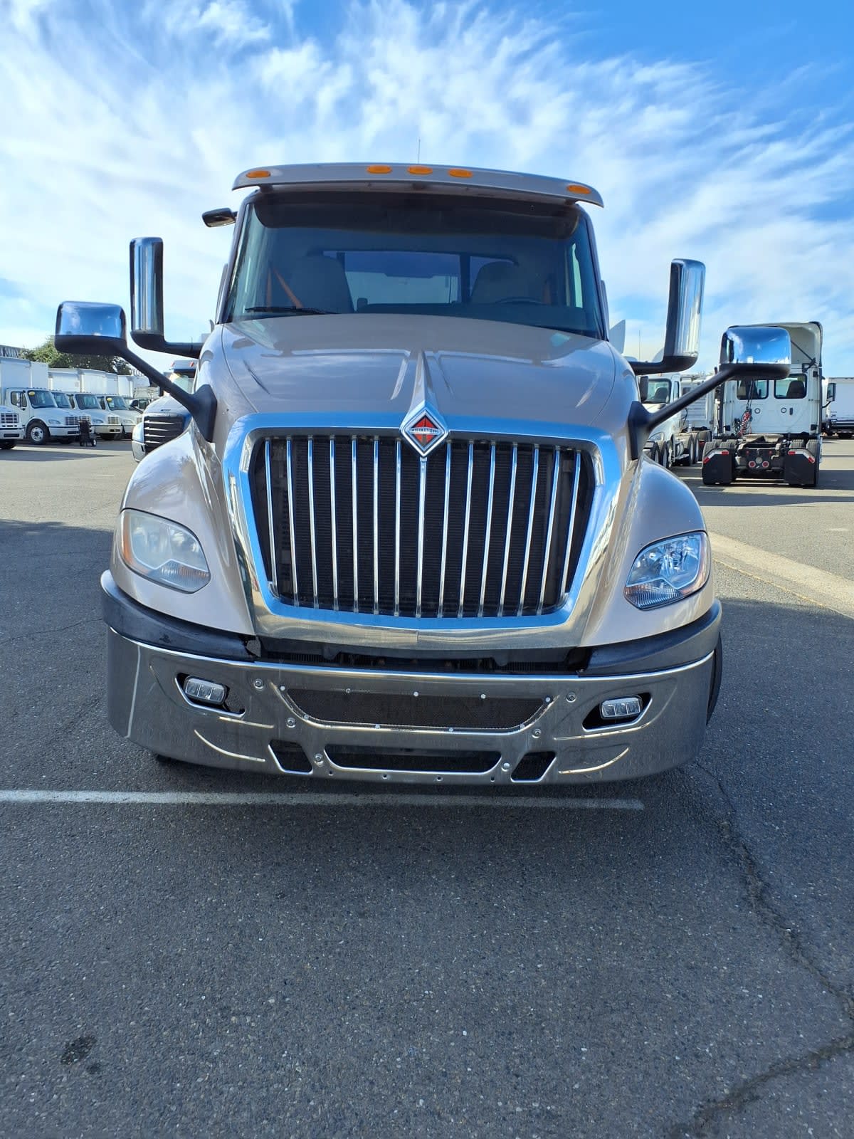 2019 International LT in West Sacramento, CA — photo 2