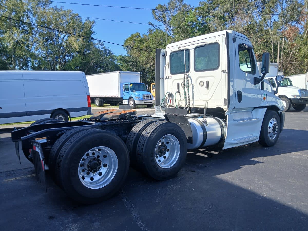 2019 Freightliner Cascadia in Jacksonville, FL — photo 4