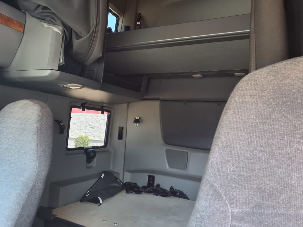2019 International LT in Cleveland, OH — photo 8