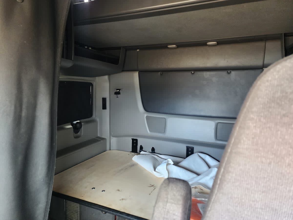 2019 International - image 8