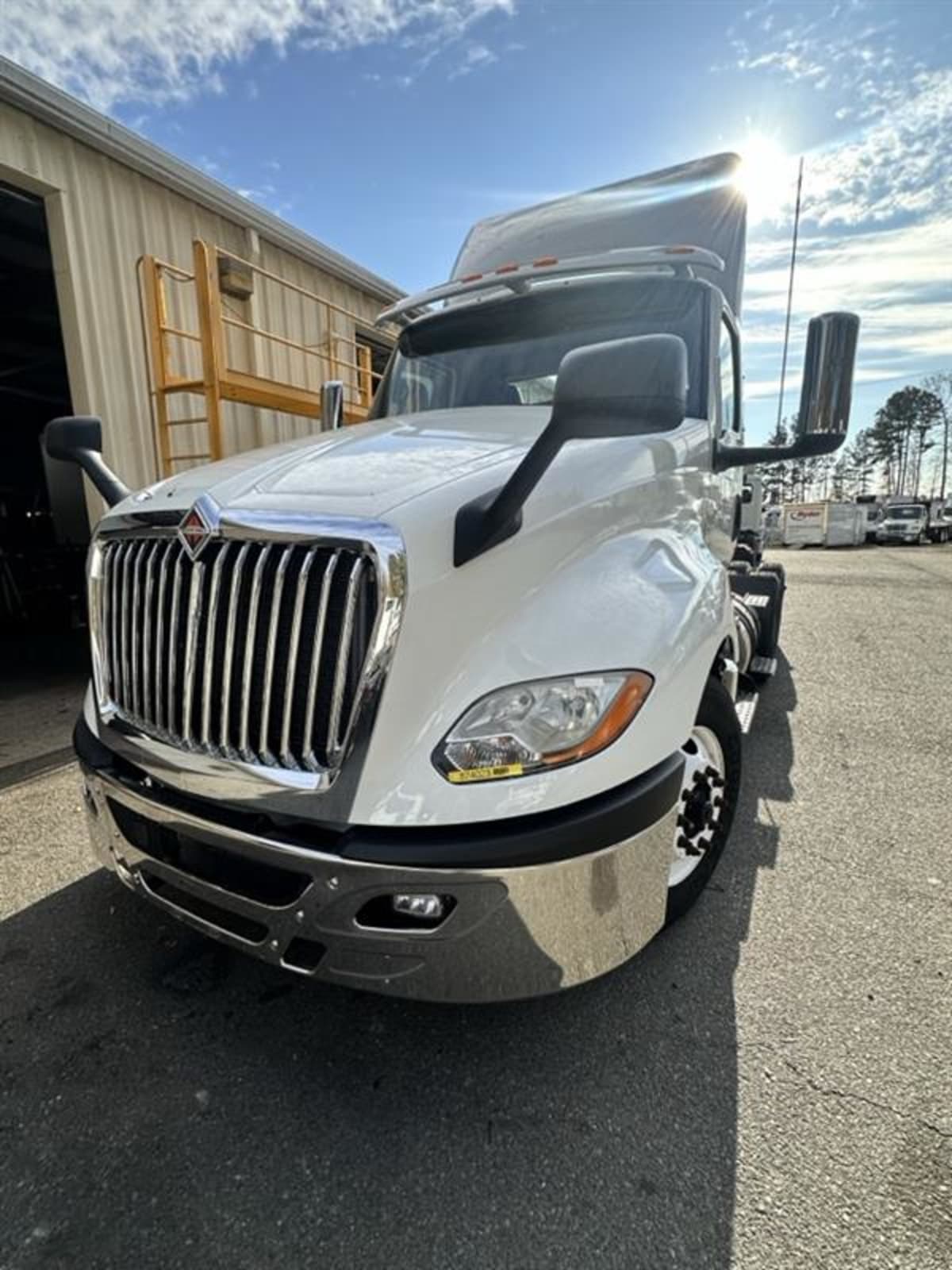 2019 Navistar International LT625 DAYCAB T/A 874023