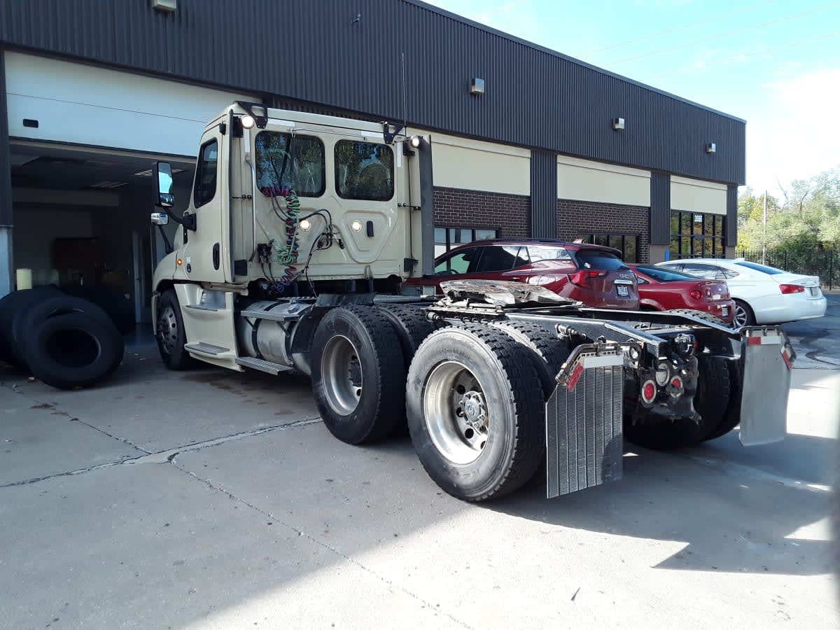 2019 Freightliner Cascadia in Kansas City, MO — photo 6