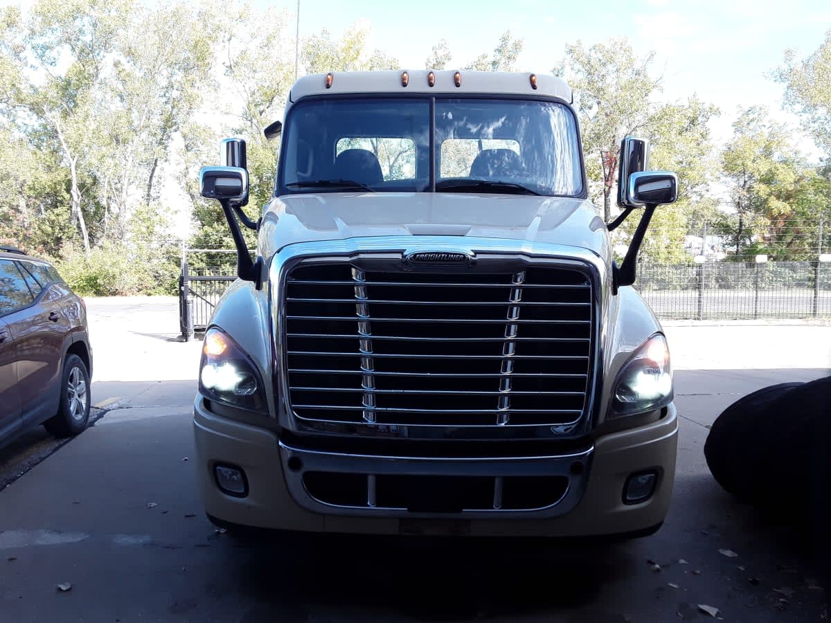 2019 Freightliner Cascadia in Kansas City, MO — photo 2