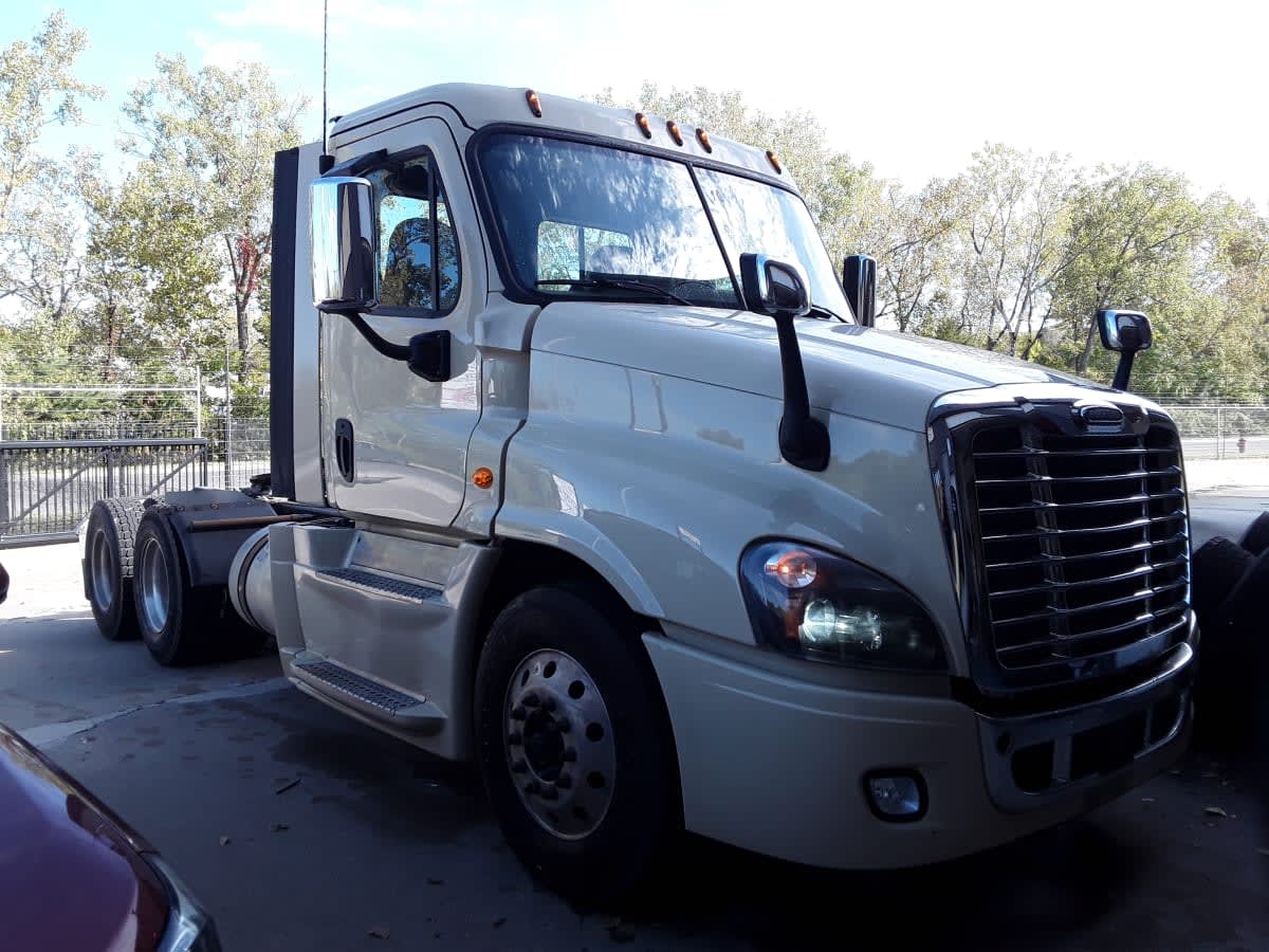 2019 Freightliner Cascadia in Kansas City, MO — photo 3