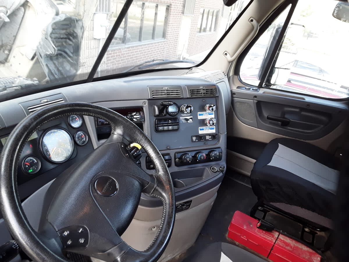 2019 Freightliner Cascadia in Kansas City, MO — photo 7
