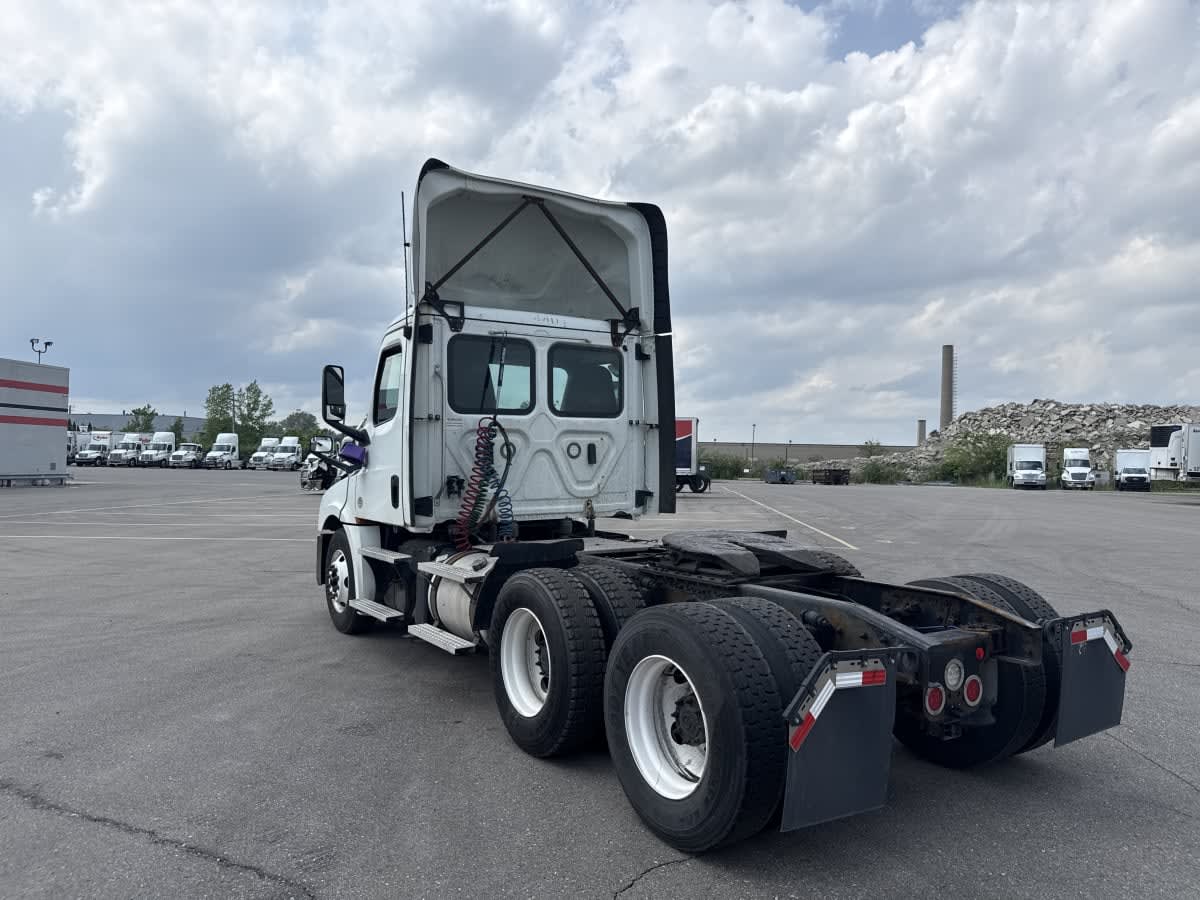 2020 Freightliner Cascadia in Taylor, MI — photo 6