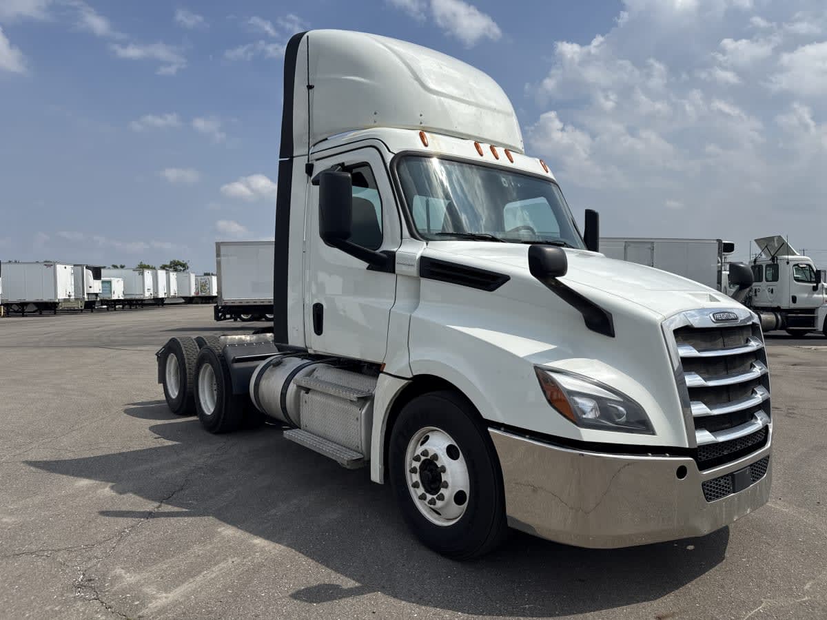 2020 Freightliner Cascadia in Taylor, MI — photo 3