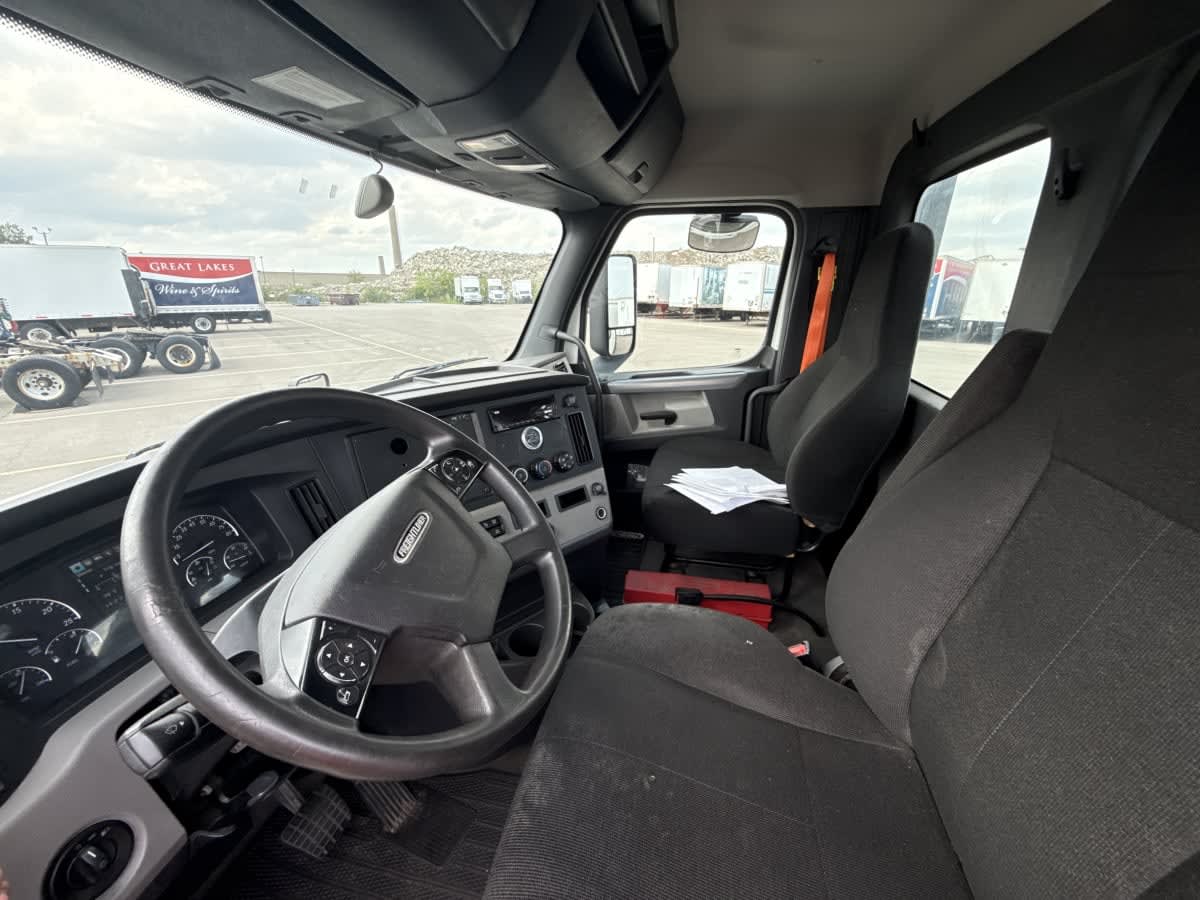 2020 Freightliner Cascadia in Taylor, MI — photo 7