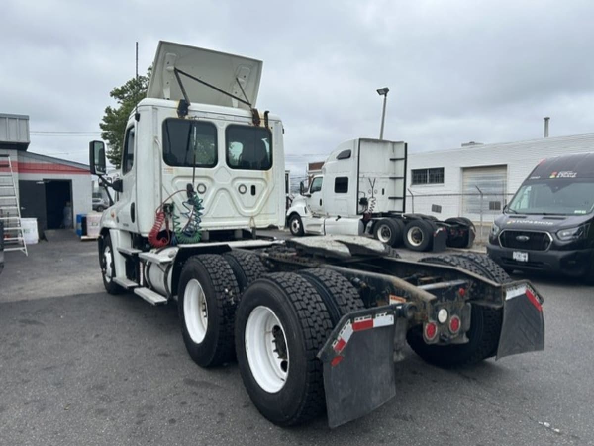 2019 Freightliner Cascadia in Farmingdale, NY — photo 6
