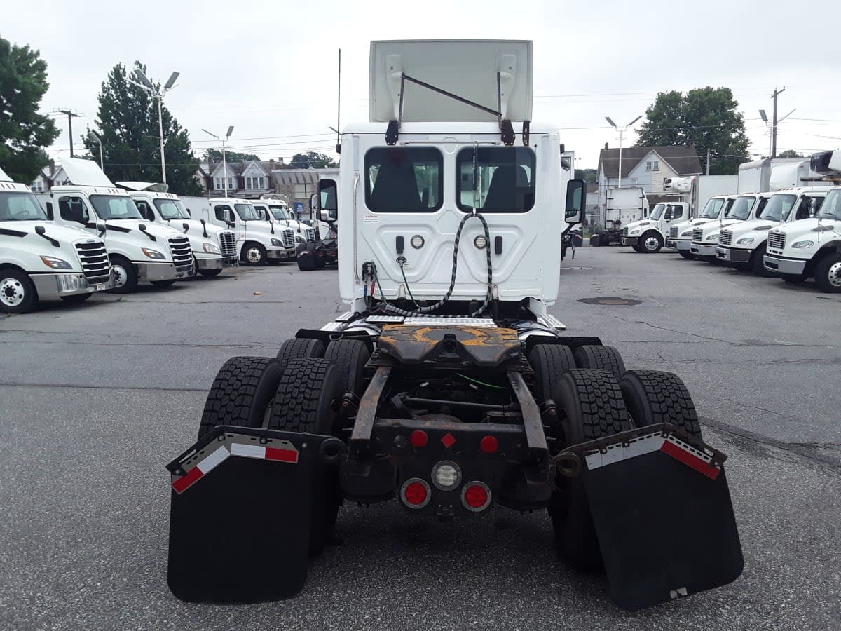 2019 Freightliner Cascadia in Allentown, PA — photo 5