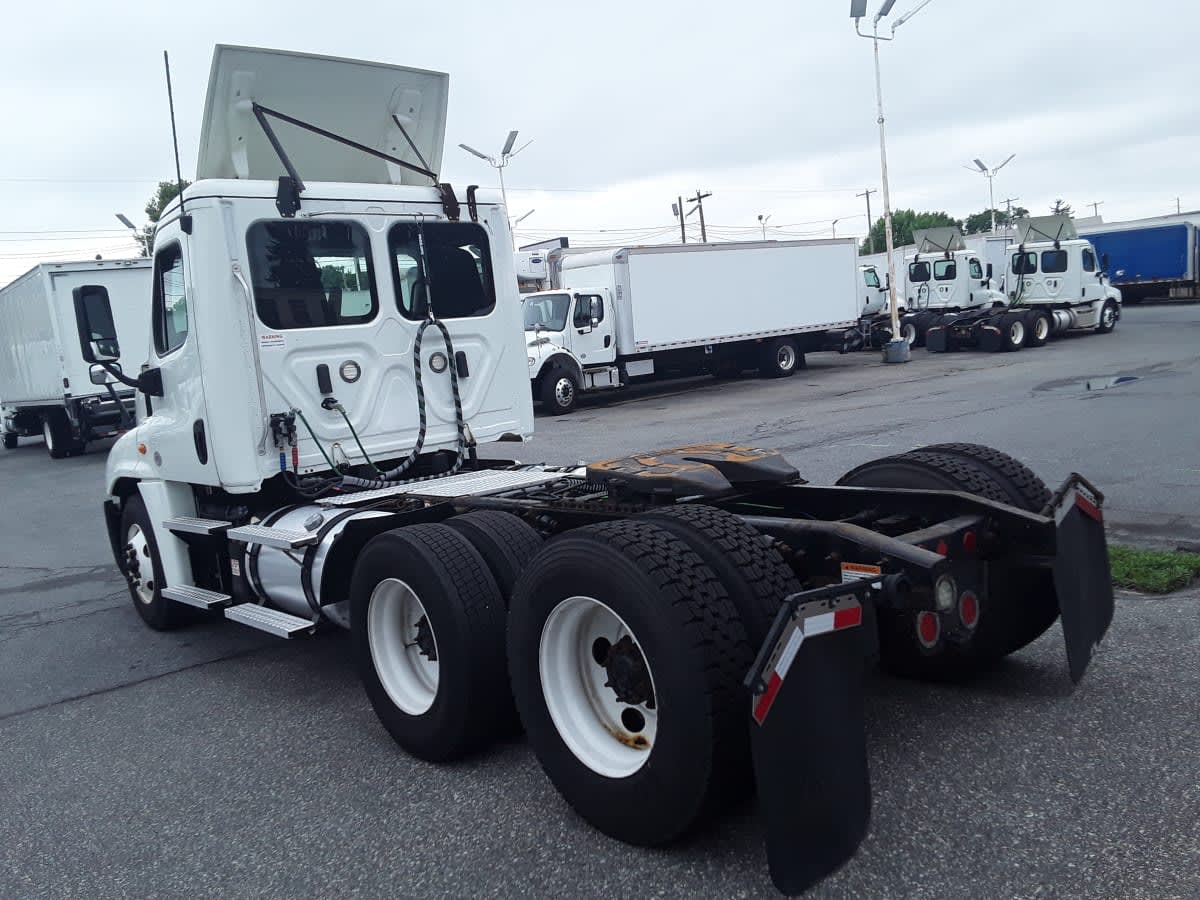 2019 Freightliner Cascadia in Allentown, PA — photo 6