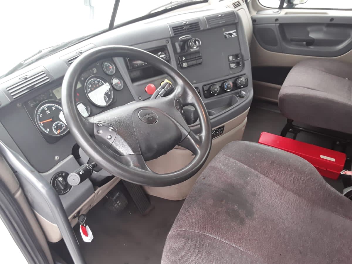 2019 Freightliner Cascadia in Allentown, PA — photo 7