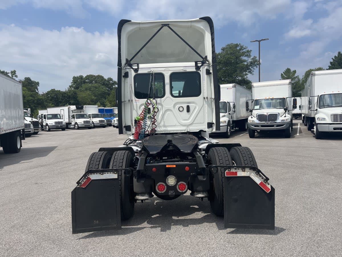 2020 Freightliner Cascadia in Beltsville, MD — photo 5
