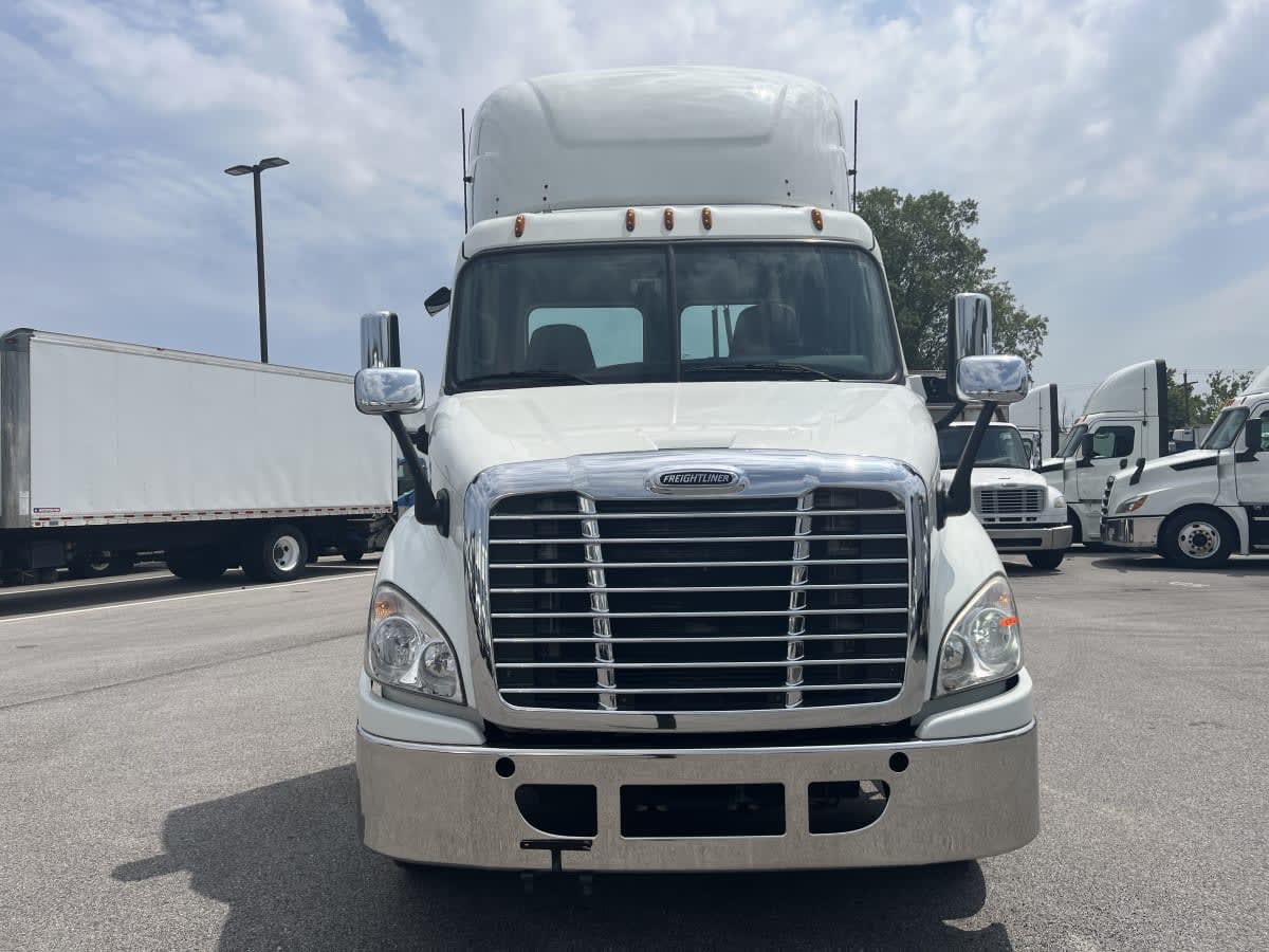 2020 Freightliner Cascadia in Beltsville, MD — photo 2