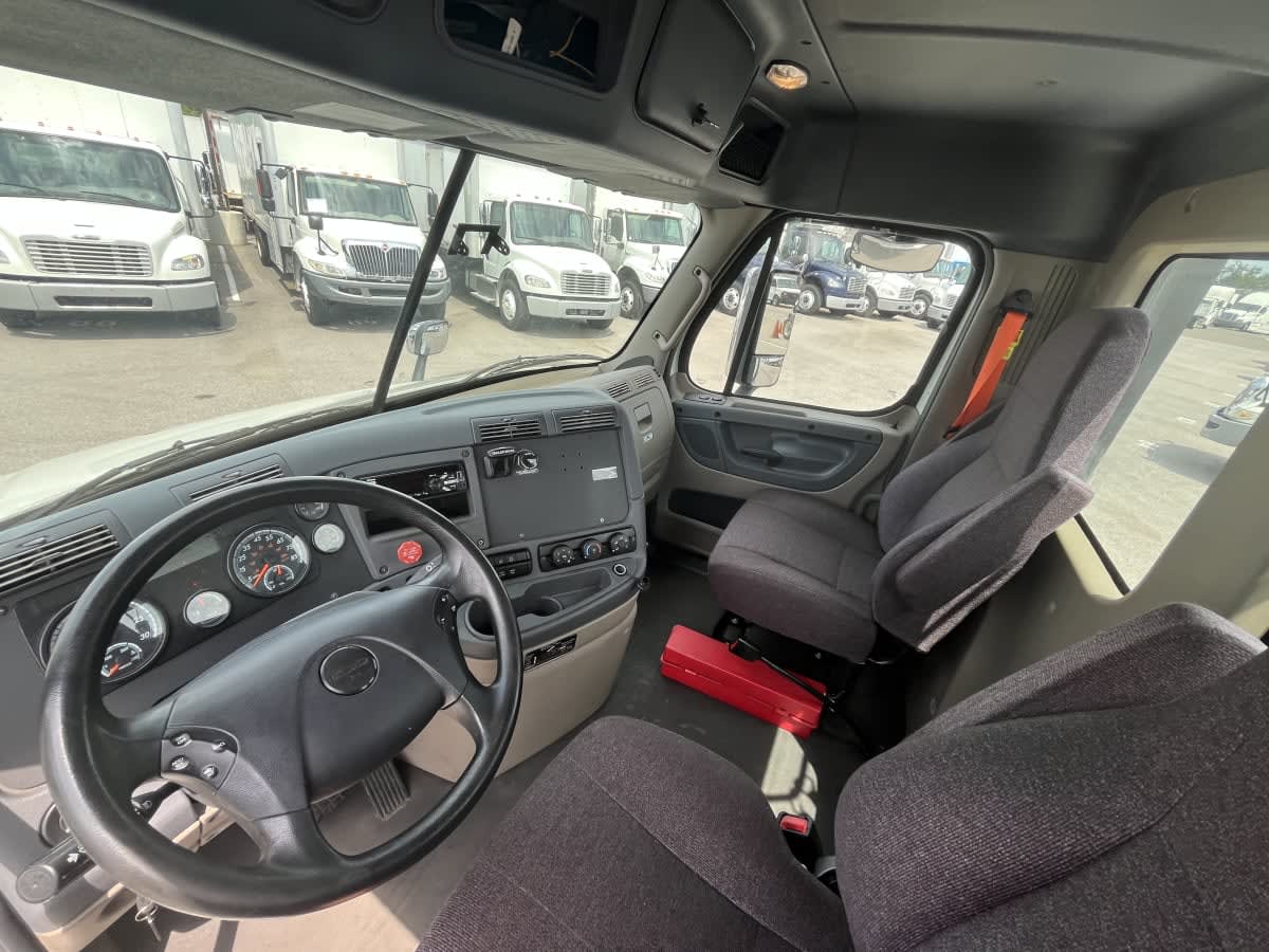2020 Freightliner Cascadia in Beltsville, MD — photo 7