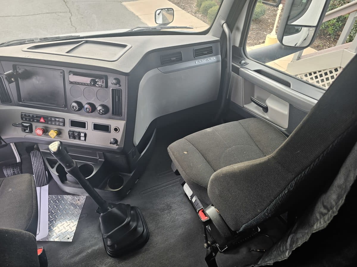 2020 Freightliner - image 11