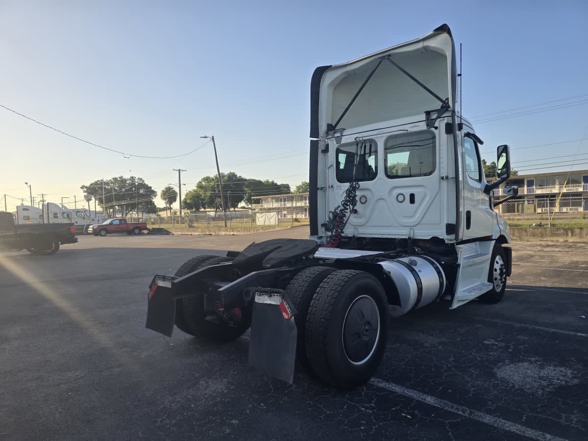 2020 Freightliner Cascadia in Tampa, FL — photo 6