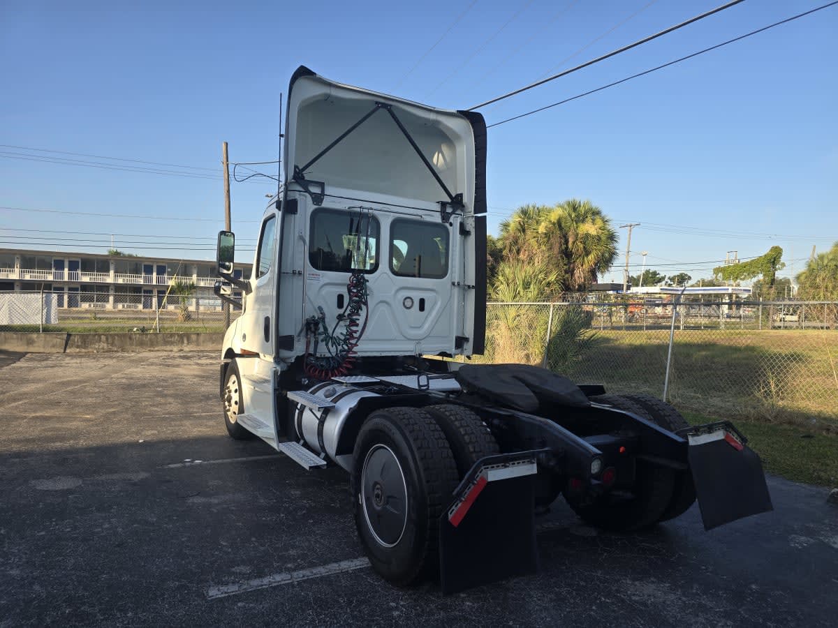 2020 Freightliner Cascadia in Tampa, FL — photo 4