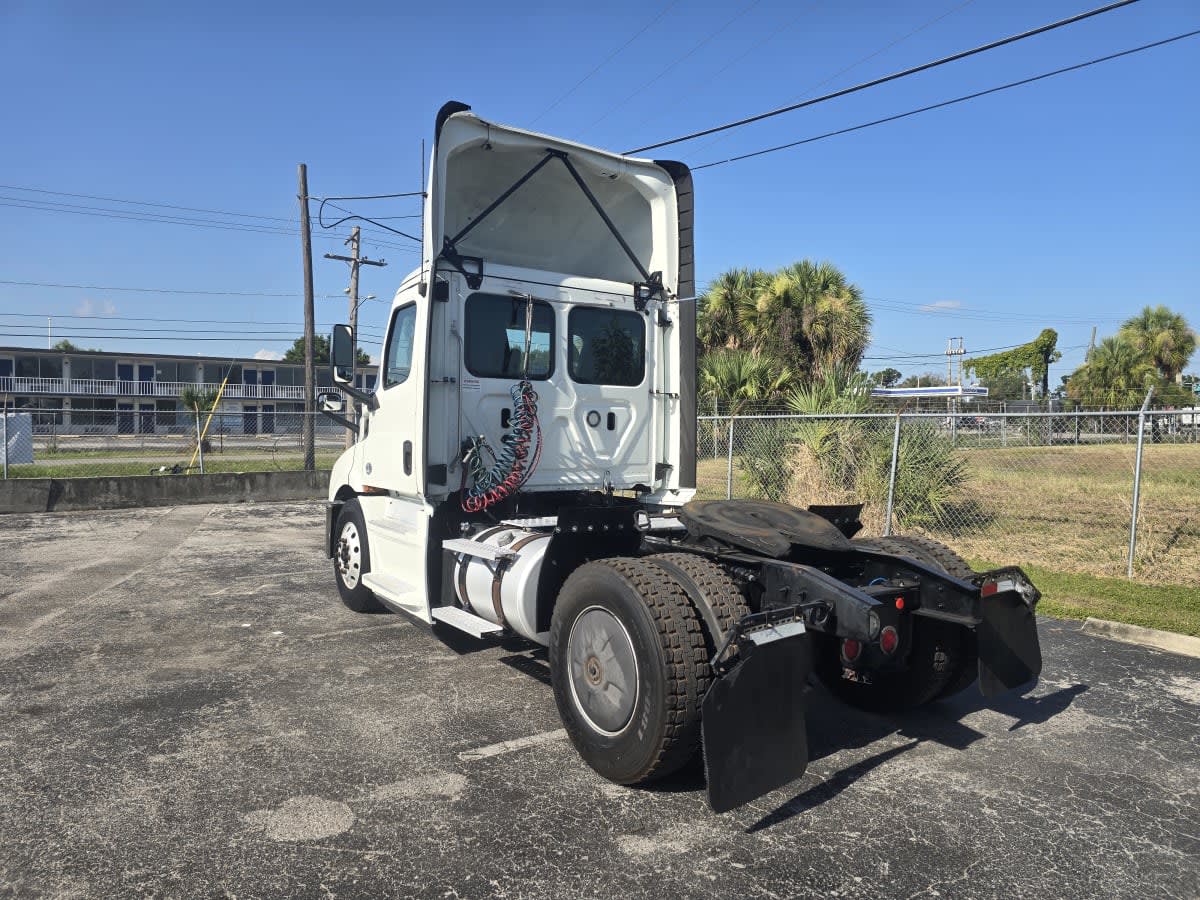 2020 Freightliner Cascadia in Tampa, FL — photo 4