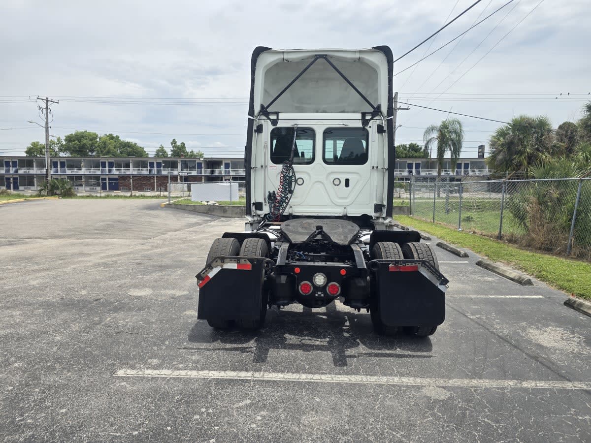 2020 Freightliner Cascadia in Tampa, FL — photo 5