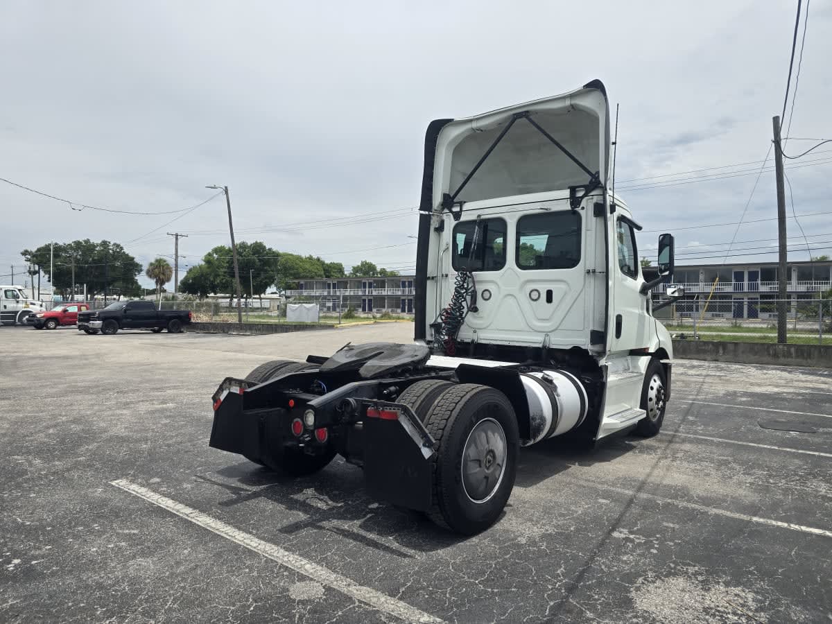 2020 Freightliner Cascadia in Tampa, FL — photo 6
