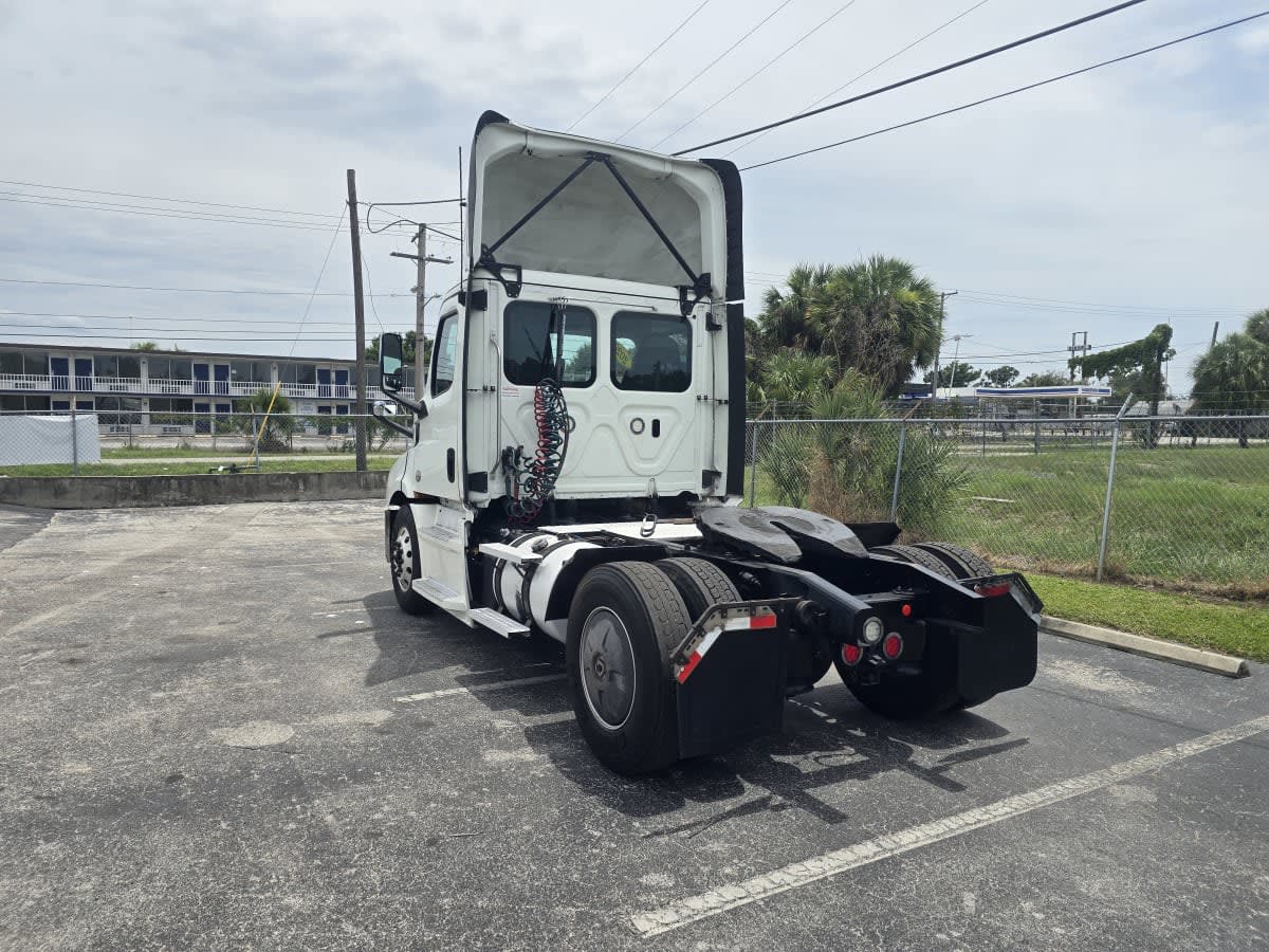 2020 Freightliner Cascadia in Tampa, FL — photo 4