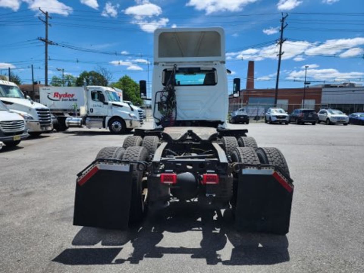 2019 International - image 5